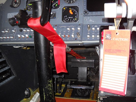 Gust lock part number 7600828_001.jpg